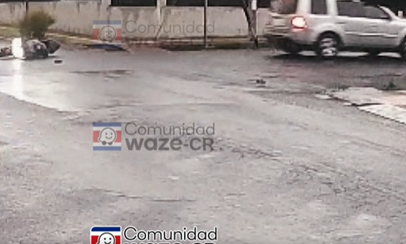 Motociclista se cae de su vehículo y evitó por poco impactar con automóvil