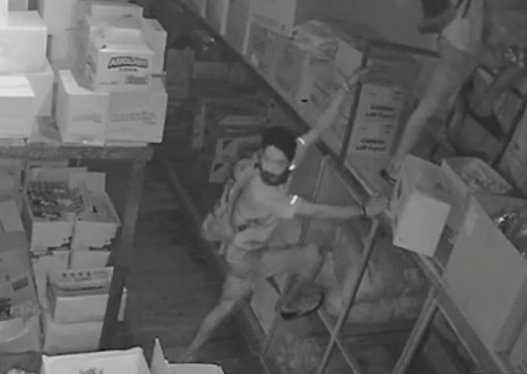 (VIDEO) La insólita forma en la que escaparon dos ladrones tras robar un supermercado