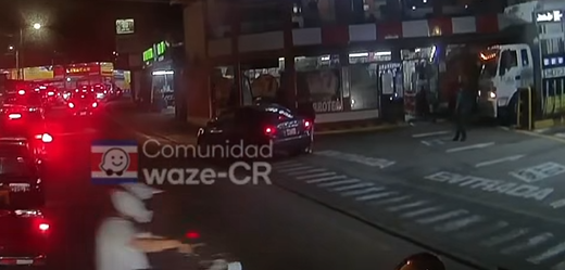 Imprudencia terminó con motociclista atropellado y su casco rodando por la acera