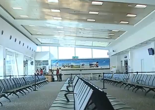 Suspenden funcionario de aeropuerto por pedir dinero a turistas para entregarles sus maletas