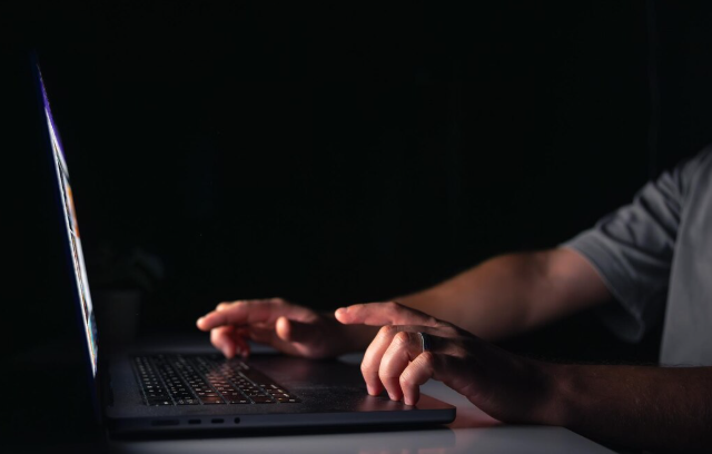 El inusual método para descubrir a funcionario de Estado por tener pornografía infantil