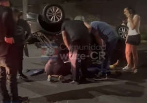 (VIDEO) Conductor sale volando y vuelca tras perder el control en transitada pista del país