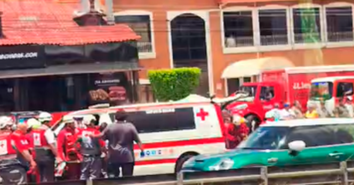 Colisión entre ambulancia y tráiler genera caos vial en importante ruta