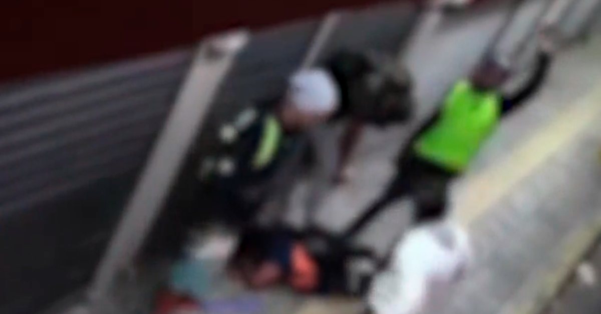 Dan brutal paliza a sujeto que asaltó a mujer en Cartago: Víctima se sumó a los golpes