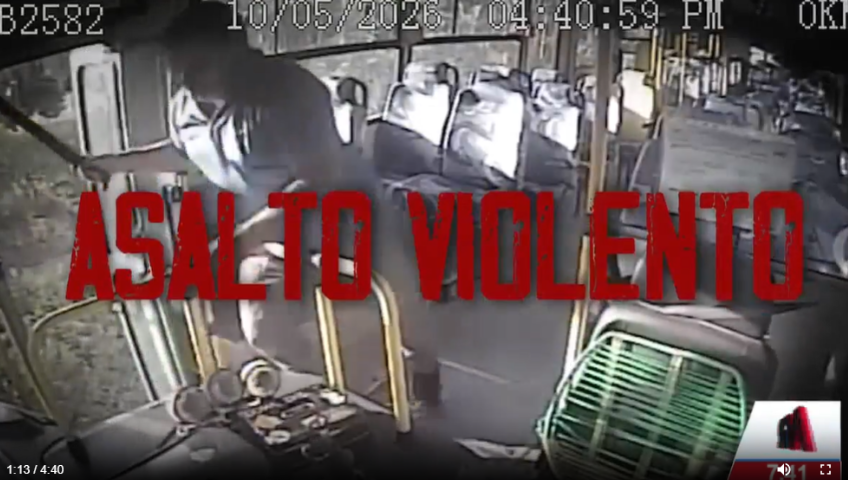 Chofer saca machete del bus para enfrentar a asaltantes que lo atacaron con pedradas en plena calle