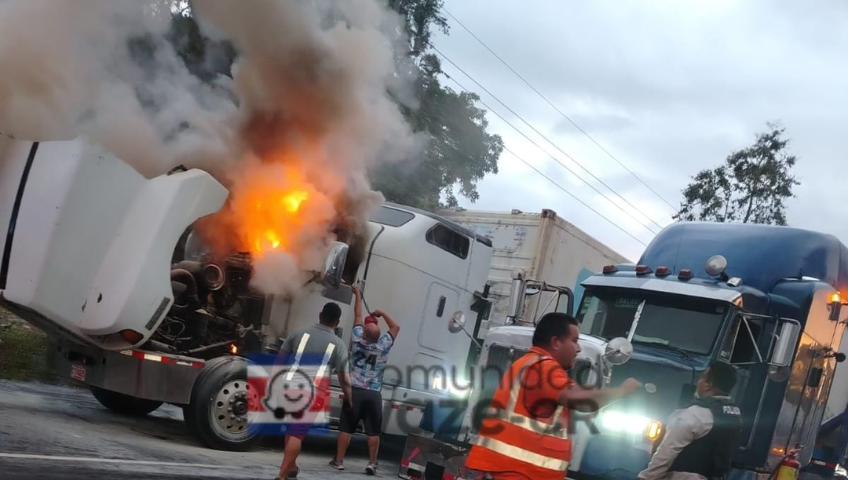 Camión alza en llamas en plena carretera y provoca congestionamiento vial