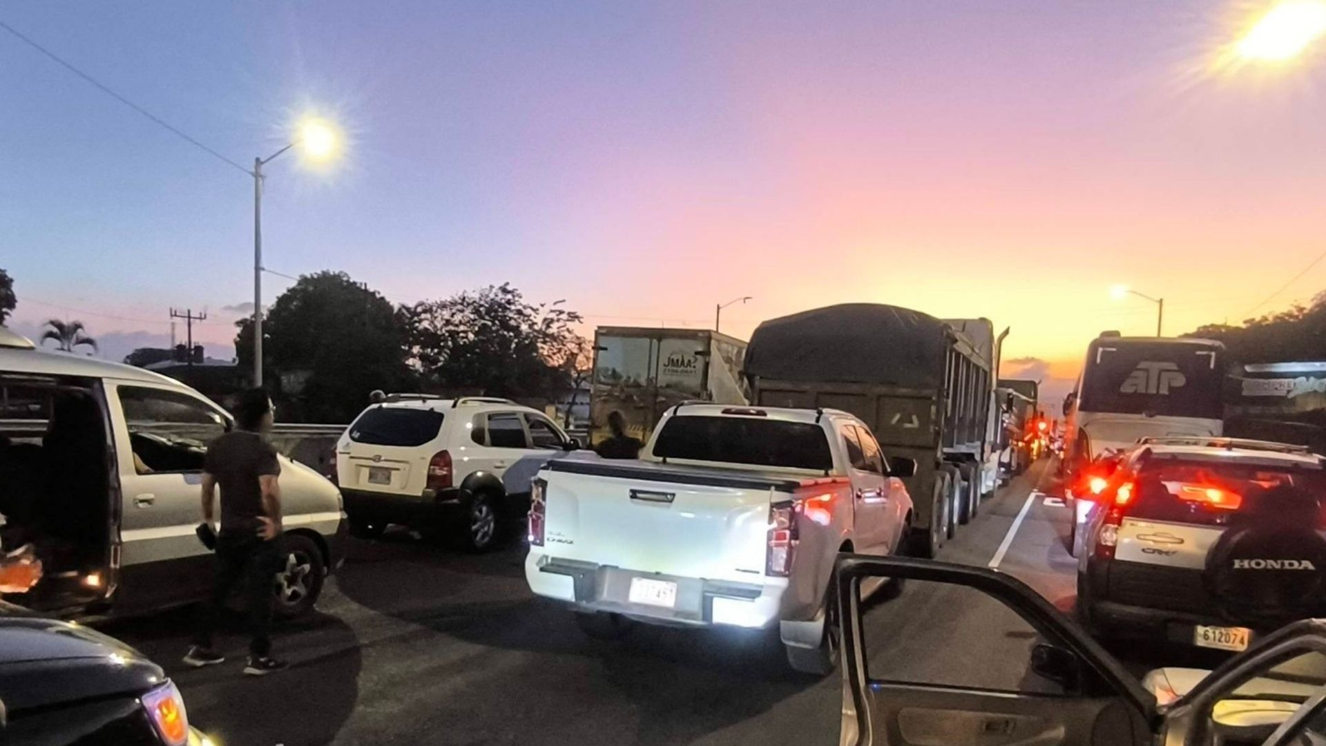 ¡Caos total! Reportan colapso vial en esta importante carretera nacional