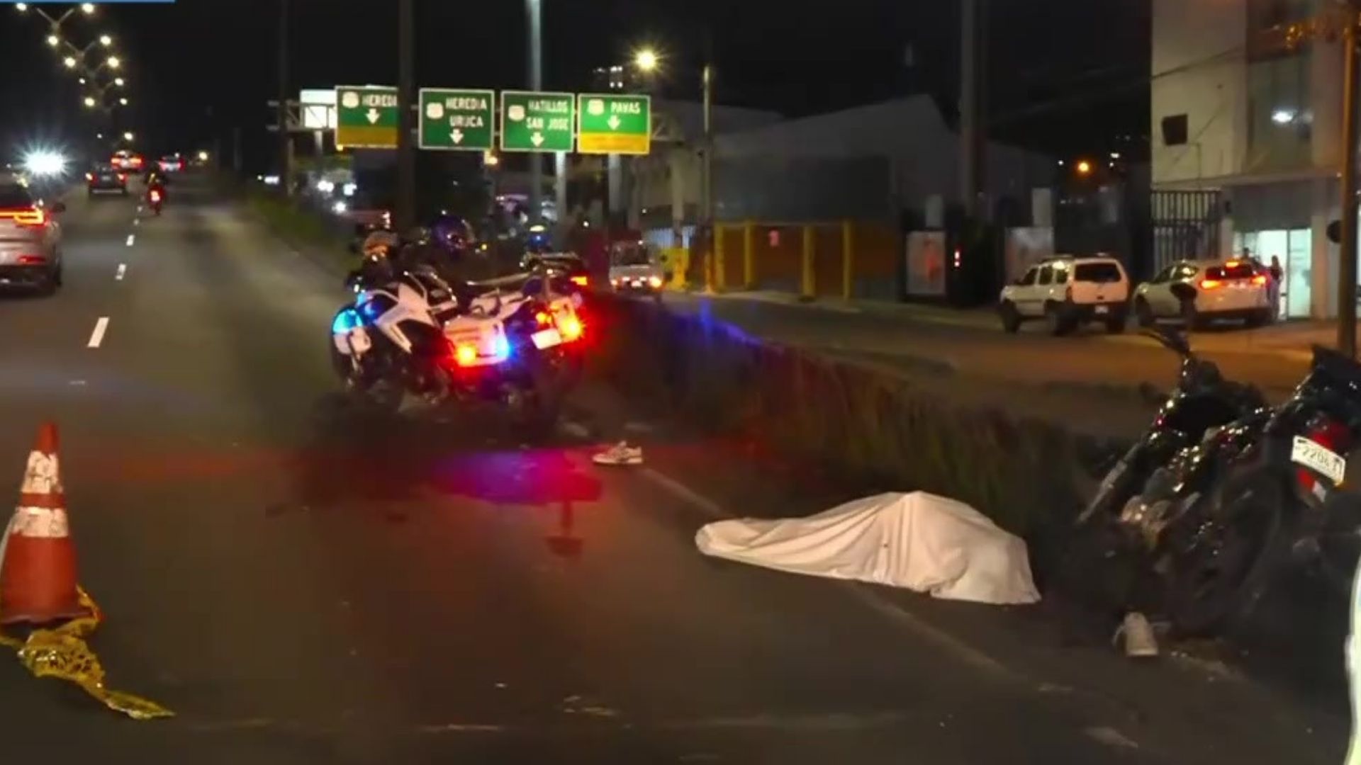 Fatal accidente en la General Cañas: motociclista revisaba su moto y muere atropellado