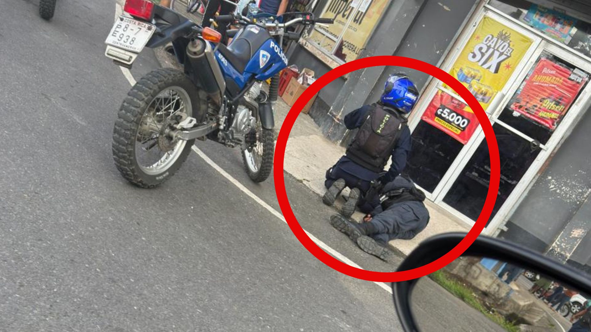 Brutal balacera deja a oficial de policía en condición crítica en plena calle
