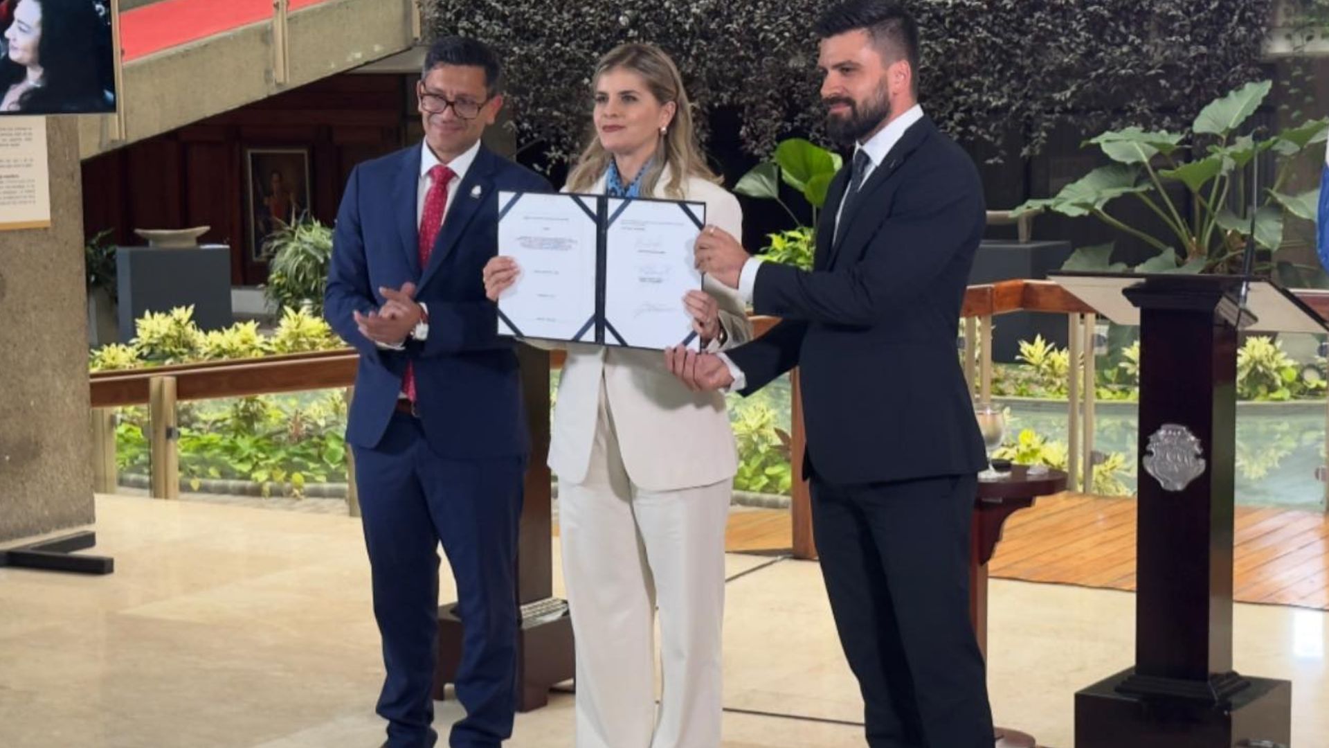 Laura Fernández anuncia decisión clave para impulsar tren eléctrico