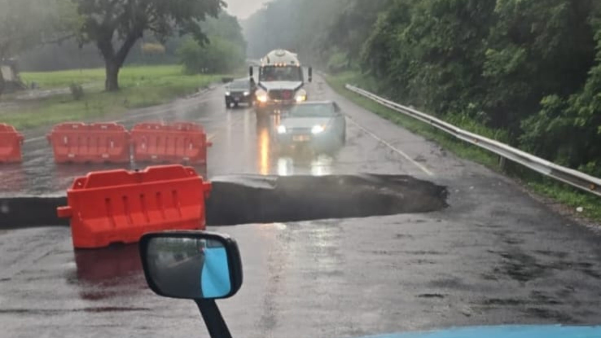 Enorme hueco en plena calle obliga cierre de Ruta 27: vea las impactantes imágenes
