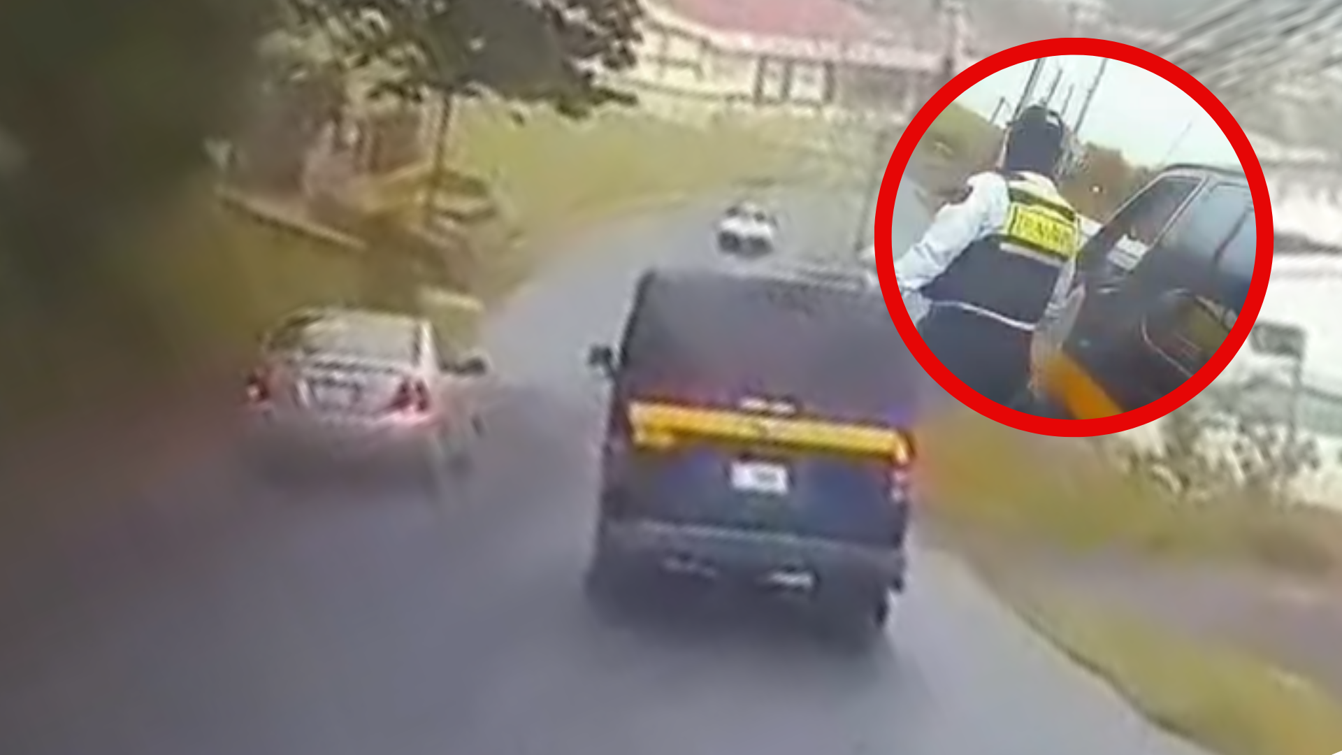 ¡De no creerse! Conductor adelanta patrulla del tránsito en una vuelta con doble línea amarilla