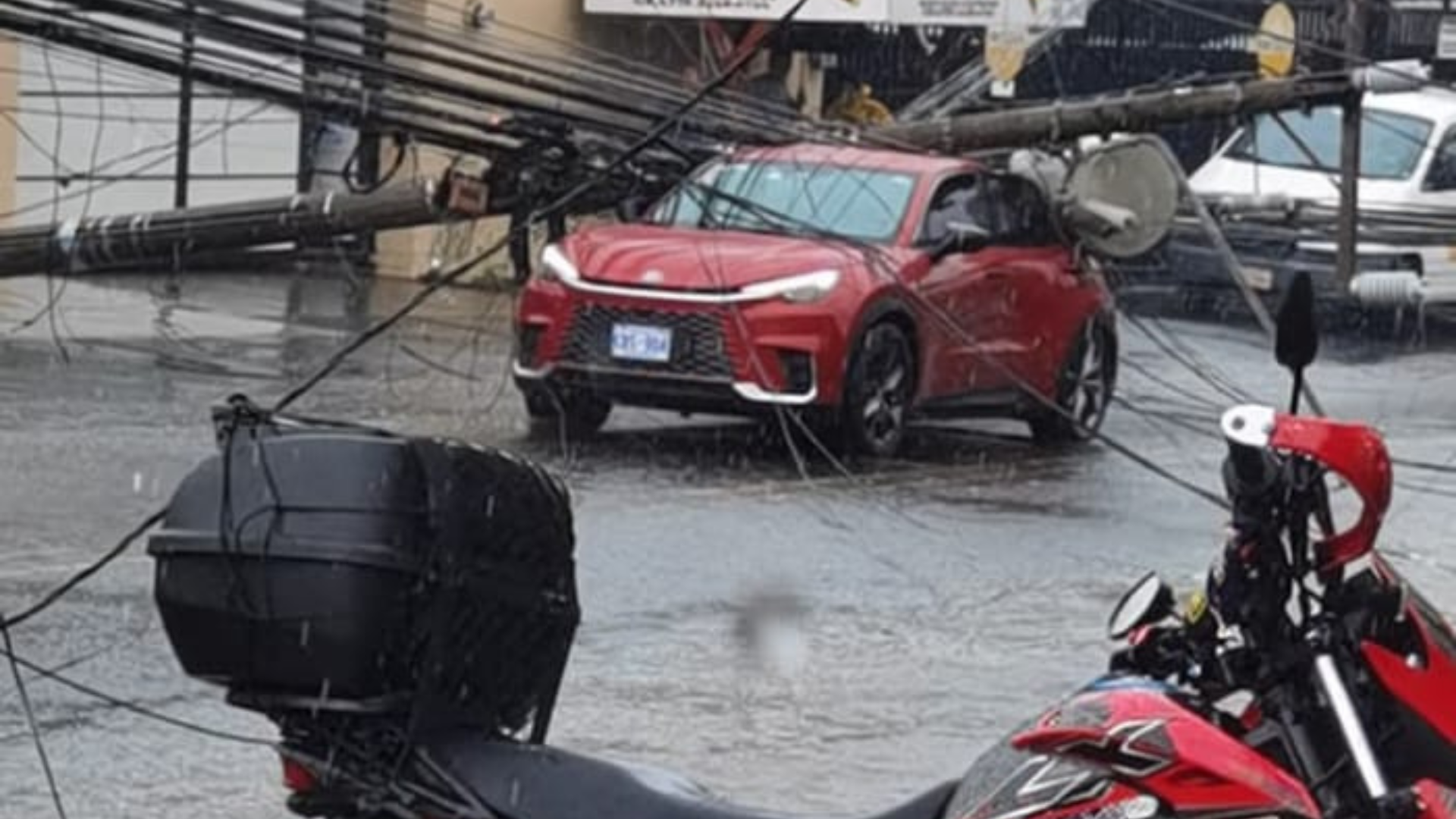 Rayo cae en Alajuela, bota dos postes de luz y deja 8 carros afectados con personas adentro