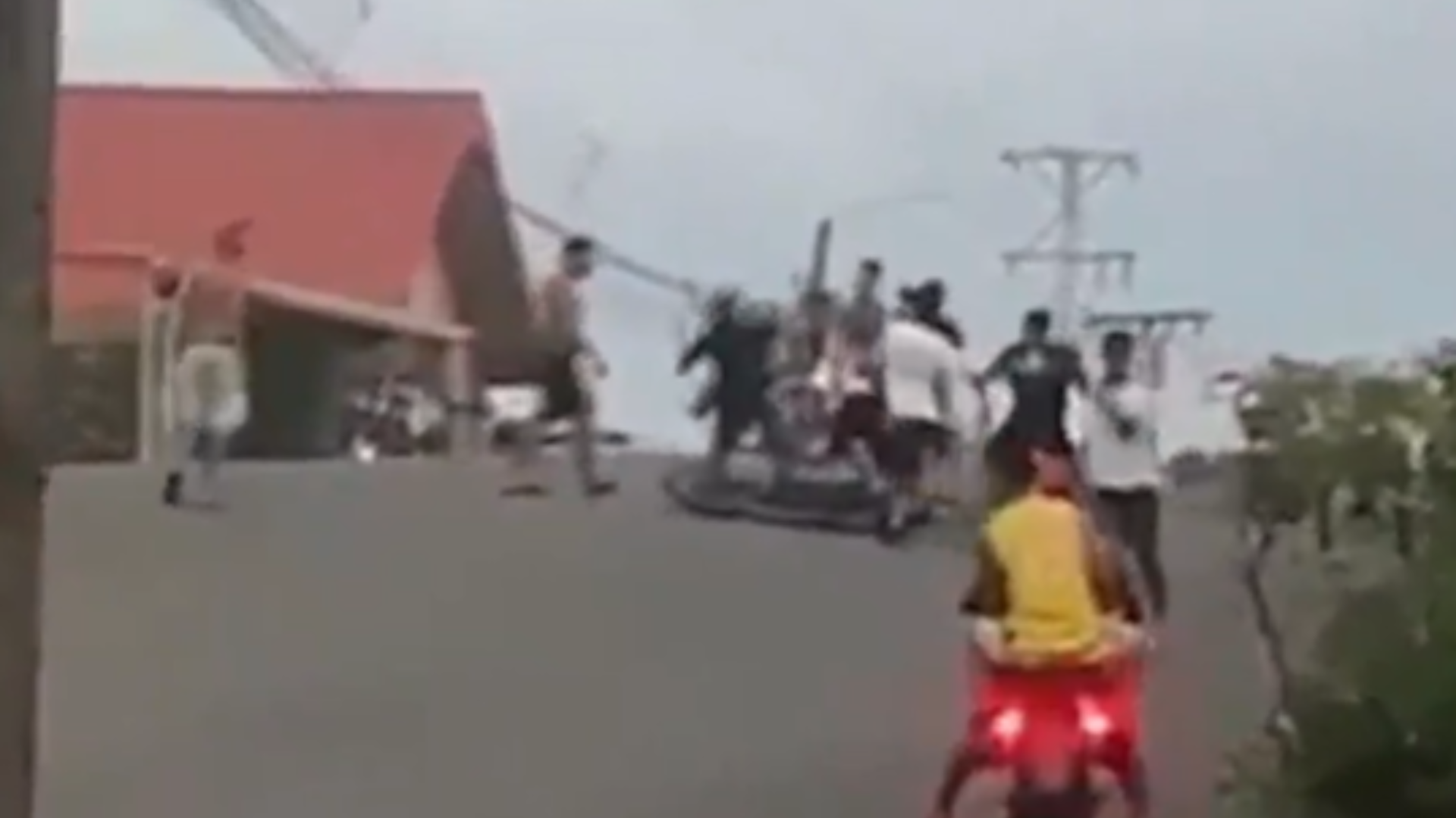 Fiesta clandestina termina en balazos y pedradas en plena carretera
