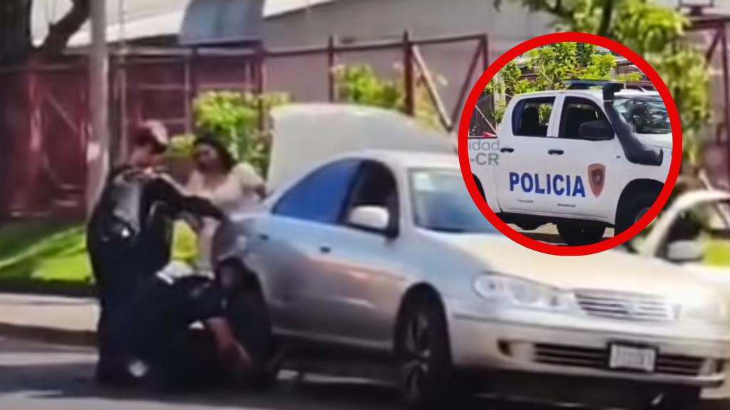 Policías al rescate: Oficiales se bajan para ayudar a una conductora a cambiar una llanta