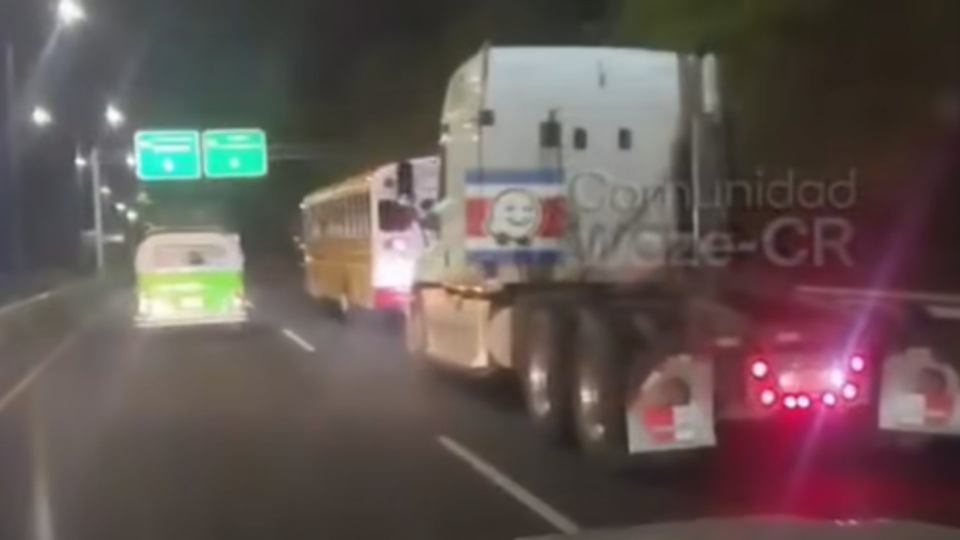 Camión choca a buseta mientras intenta adelantar en concurrida carretera y se da a la fuga