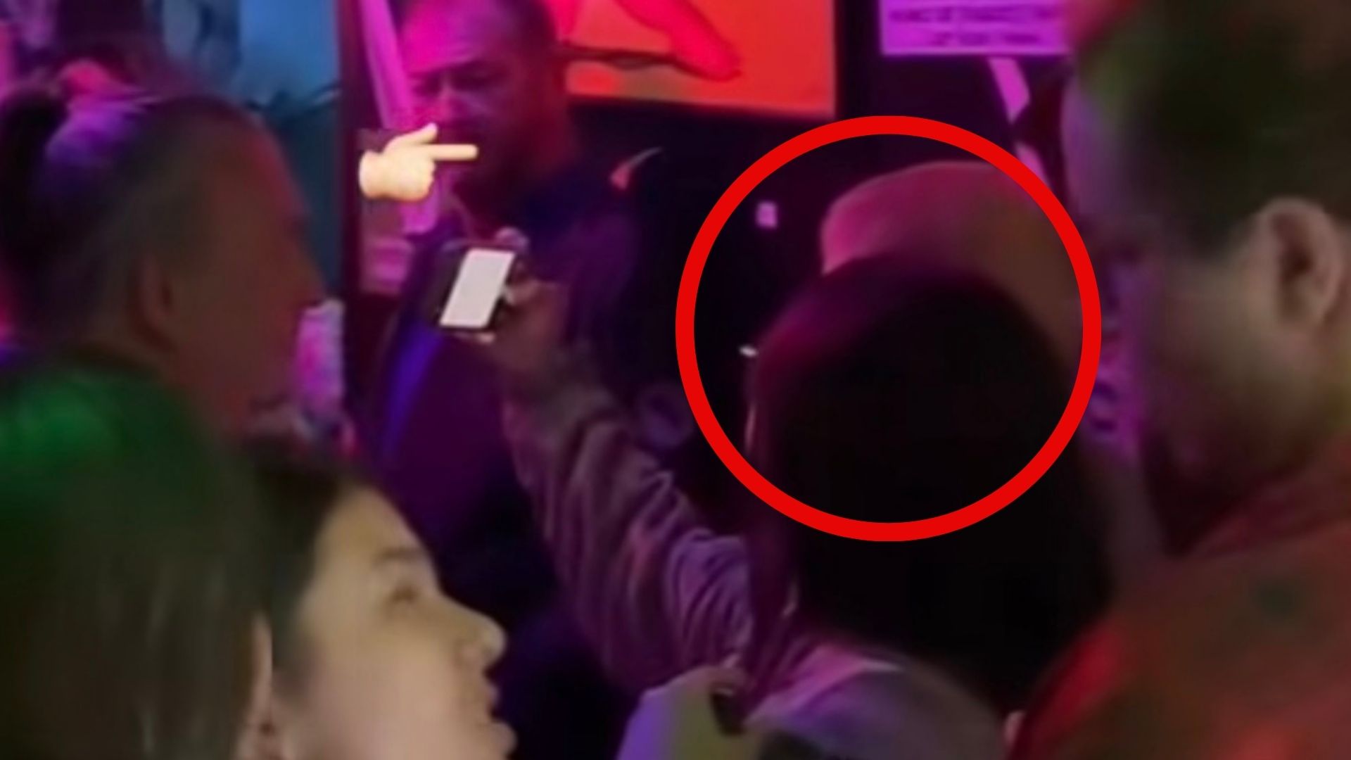 ¡Inesperado! Captan a reconocido artista mundial en pleno bar de Costa Rica