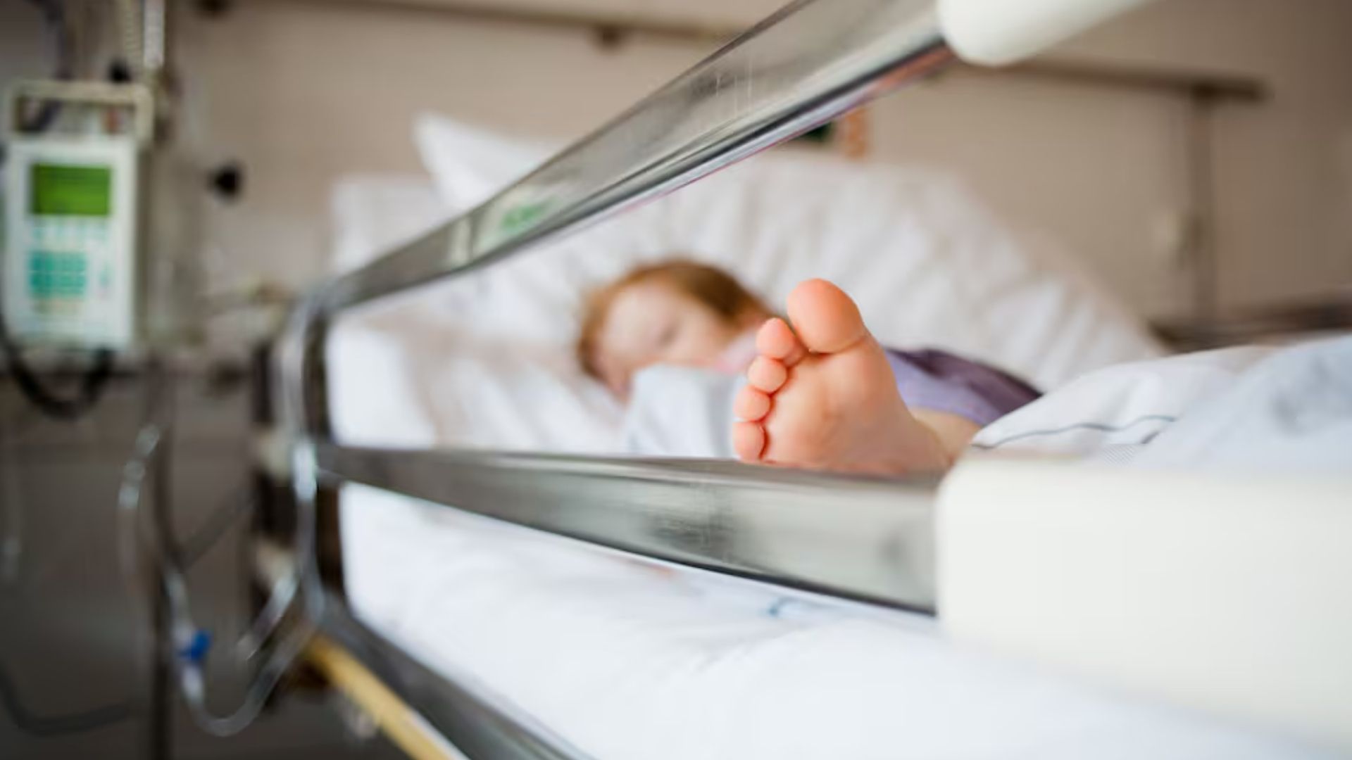 ¡Desgarrador! Niño de 2 años lucha por su vida tras ataque a balazos frente a su madre