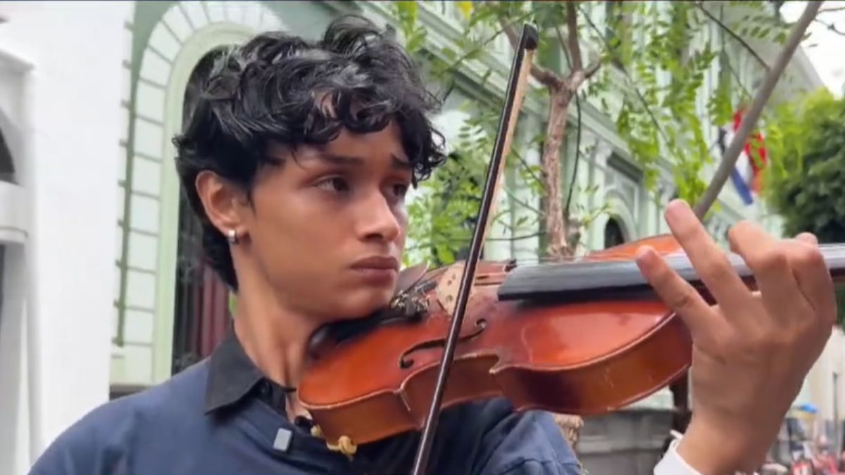 Violinista se vuelve viral tras tocar en plena Avenida Central