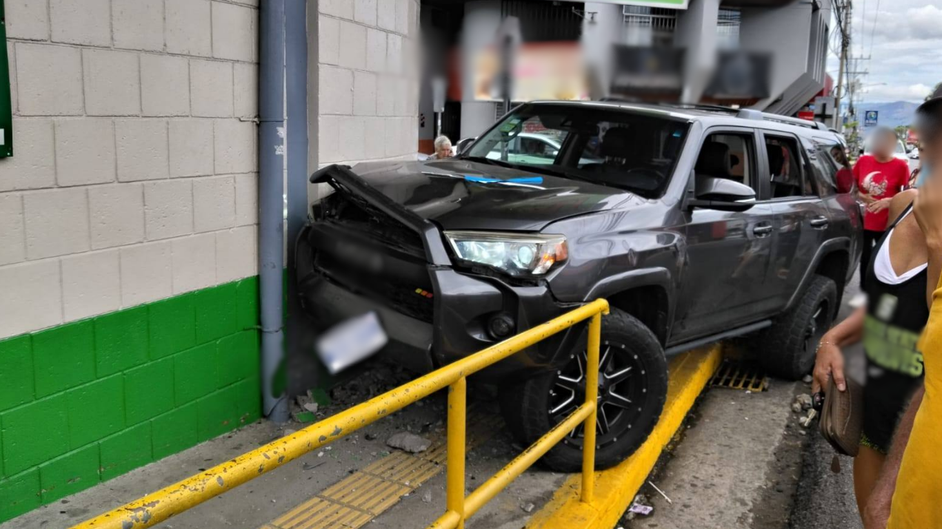 Conductor pierde el control e impacta brutalmente a mujer y niña en entrada de reconocido supermercado