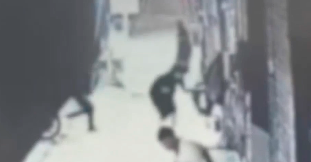 Ráfaga de balas: Video captó el violento asesinato contra hombre frente a mercado municipal