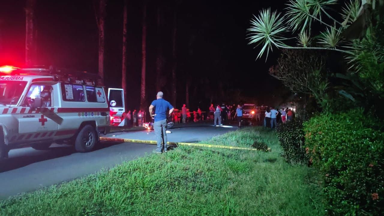 Violento choque entre motocicletas deja un muerto y varios heridos en plena carretera