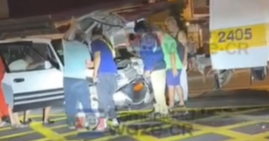 Adulta mayor crítica tras chocar contra un tren en Heredia centro