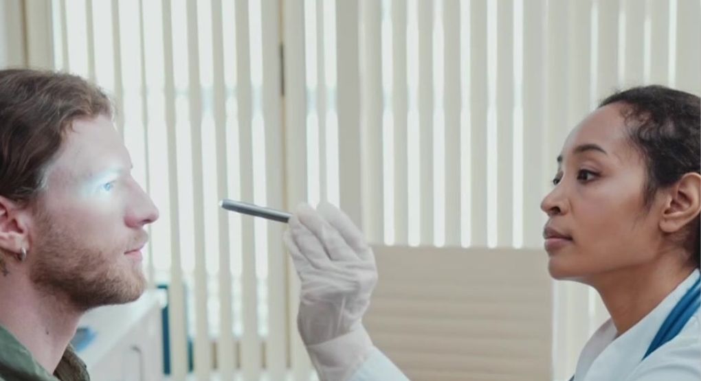 ¿Cómo tratar afecciones crónicas acumuladas? Doctor explica el seguimiento y tratamiento más integral
