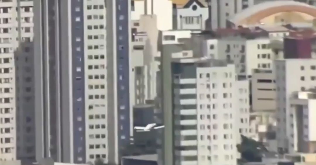 Avioneta se estrelló contra la fachada de un edificio en Brasil