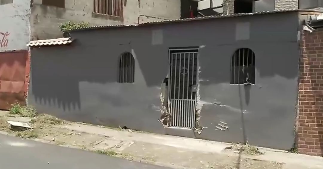 Bebé lucha por su vida tras salir expulsada junto a su madre de un camión sin frenos