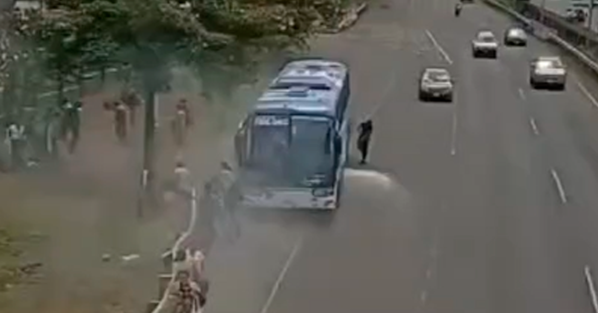 Alarma: Se incendia bus frente a reconocido centro comercial