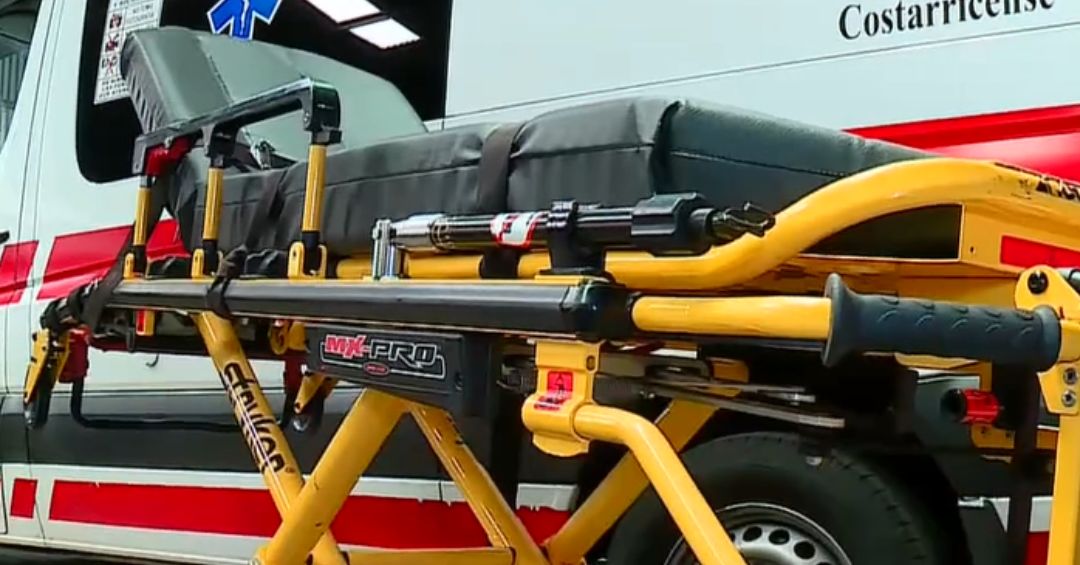 Retención de camillas en hospitales dejan a ambulancias de Cruz Roja fuera de servicio