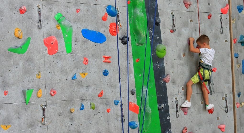 Escalada Indoor: Fuerza y estrategia en un entorno controlado