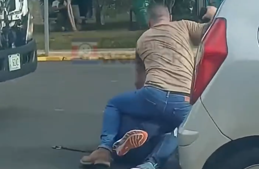 Captan brutal paliza entre conductores en medio de transitada carretera