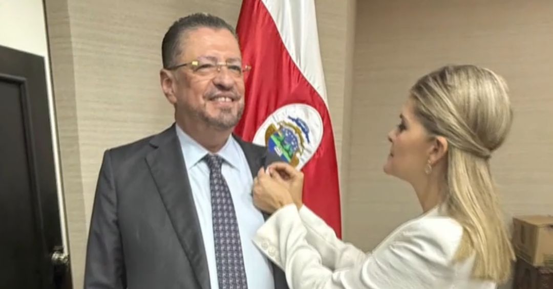 Rodrigo Chaves inició este lunes con sus nuevos dos cargos