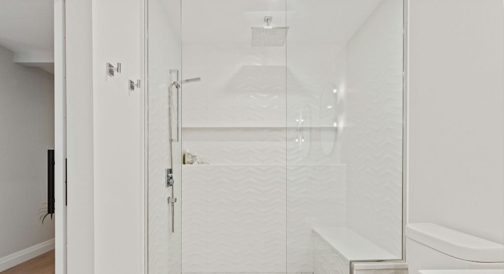 Conozca las claves para elegir la puerta de su baño