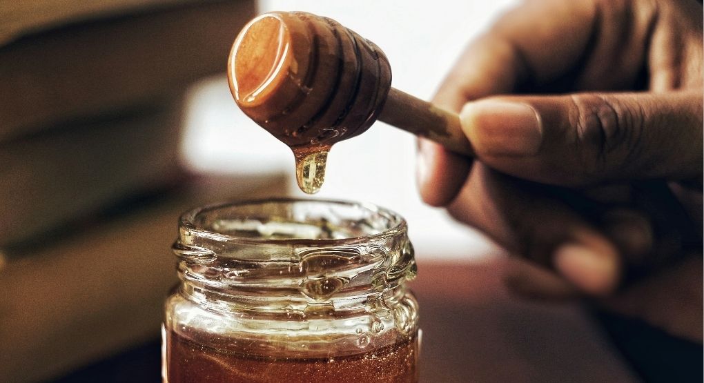 Tónicos con miel: aliados naturales para consentir cuerpo y mente