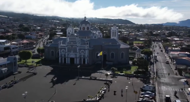 Papá entregó al hijo que lanzó piedras a la Basílica de los Ángeles