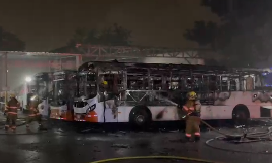 (VIDEO) Así quedaron los tres buses consumidos por