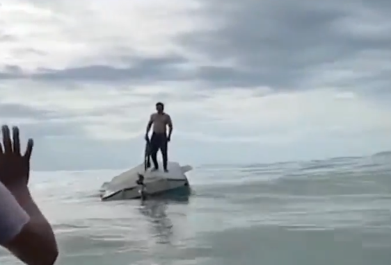 Hombre se tomó su propia orina en alta mar para sobrevivir n
