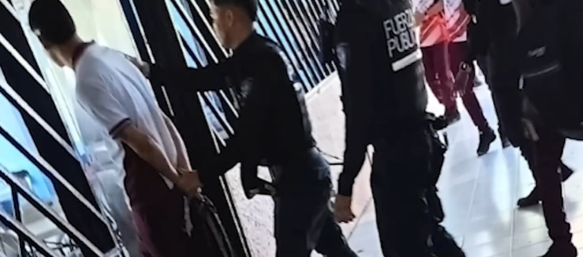 Video capta violenta pelea entre estudiantes dentr