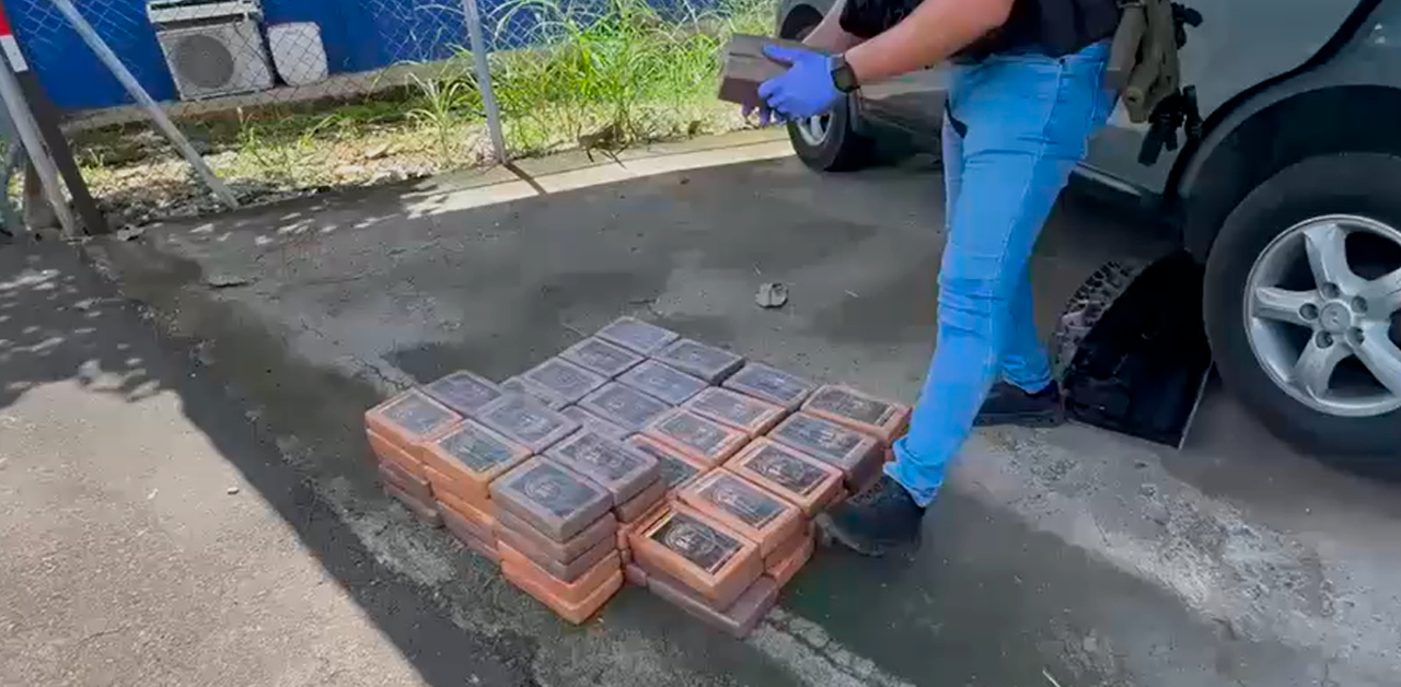 DEA captura a cuatro personas y descubre algo impactante dentro de vehículos