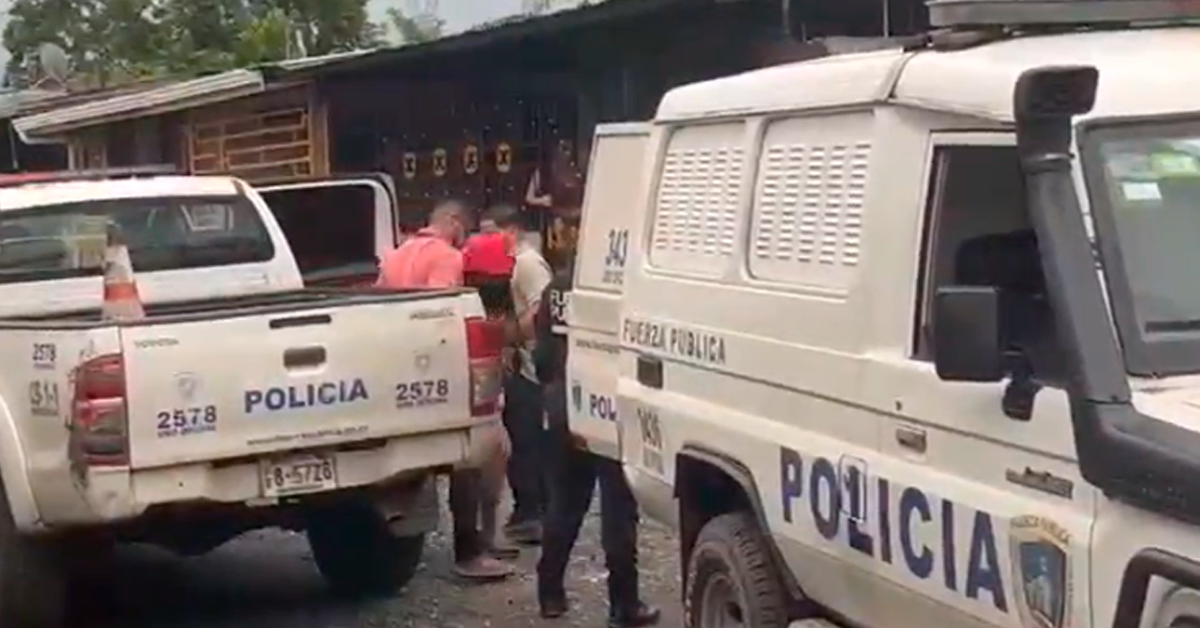 Imágenes exclusivas: Detienen a sospechosa de apuñalar a su hermana hasta asesinarla