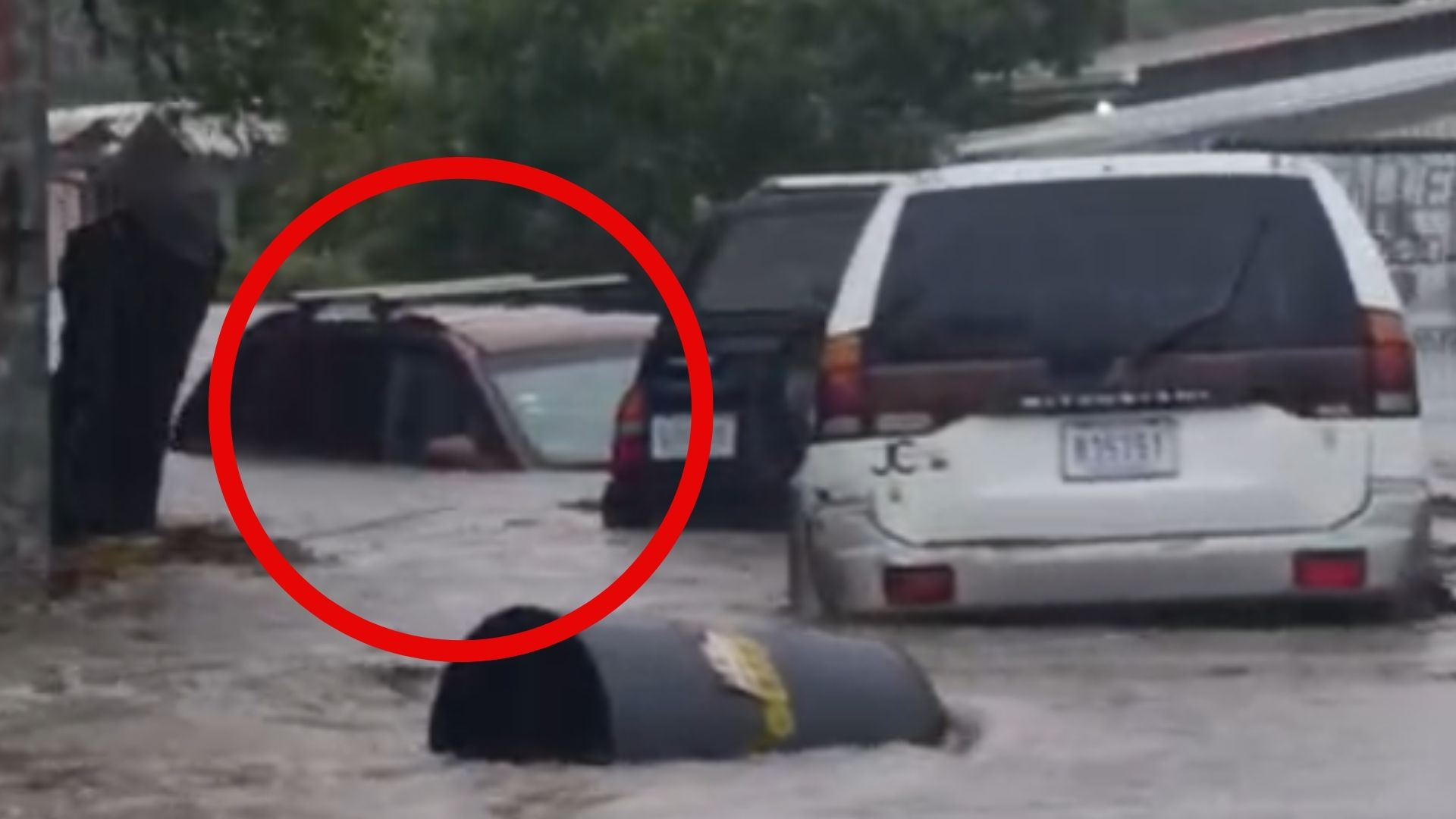 ¡Fuertes imágenes! Intensos aguaceros dejan carros y personas atrapadas bajo el agua