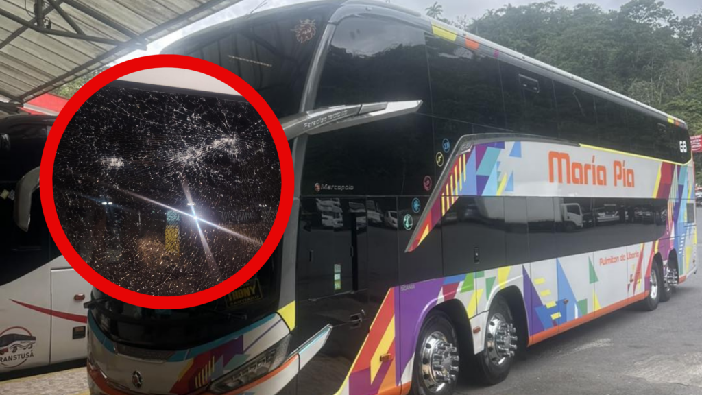 Apedrean bus de dos pisos hasta quebrar una de sus ventanas en Cartago