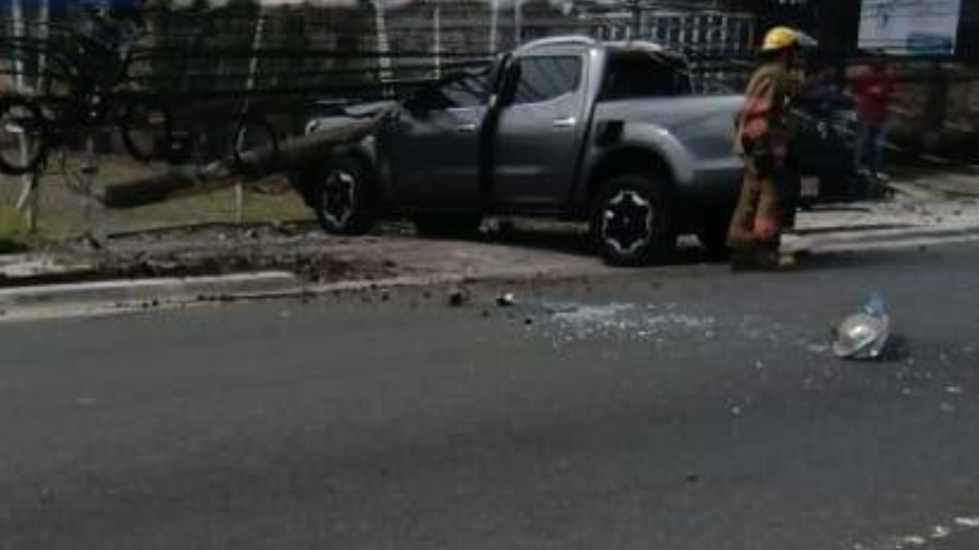Carro choca contra poste de luz y genera caos vial entre Heredia y San José