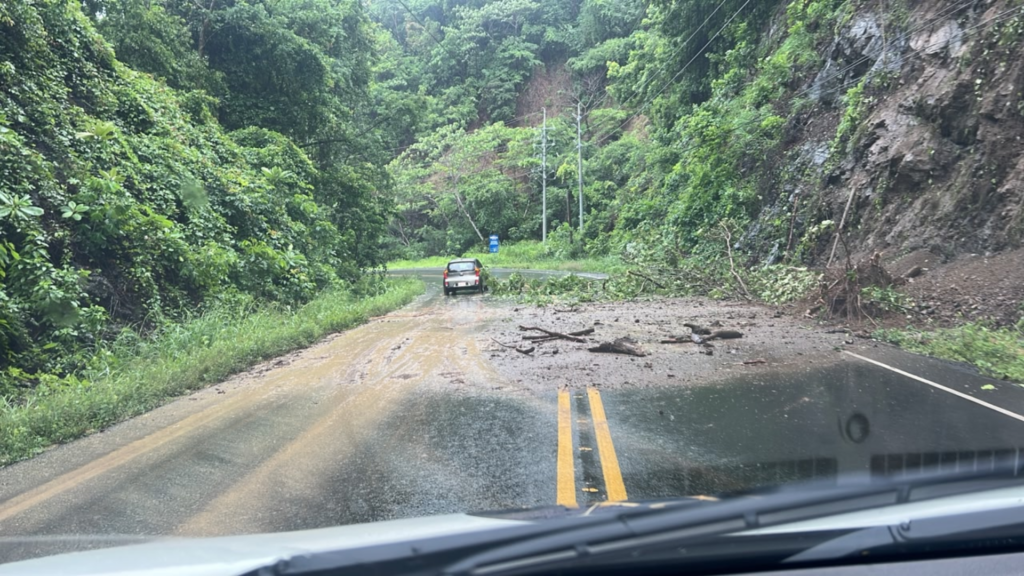 Derrumbe de grandes proporciones en ruta nacional impide el 