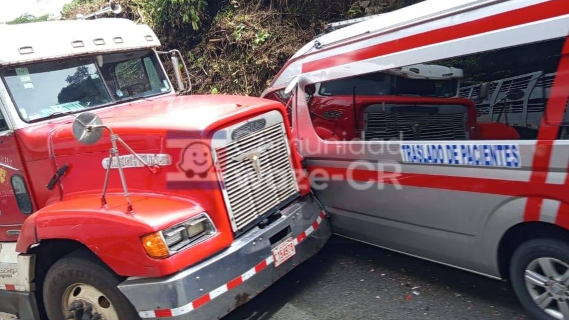Choque entre camión y ambulancia genera caos vial