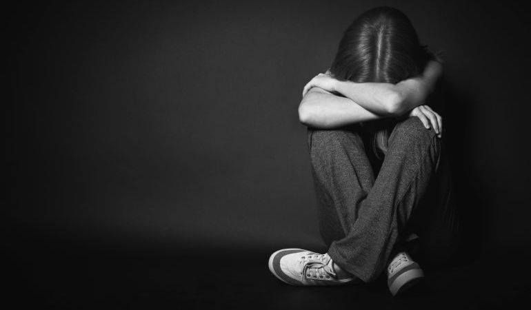 Así habría manipulado una profesora a un alumno para cometer