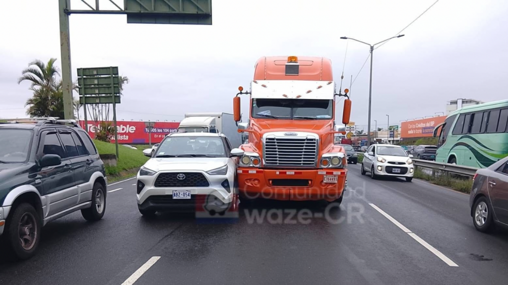 Choque entre camión y carro colapsa la General Cañas